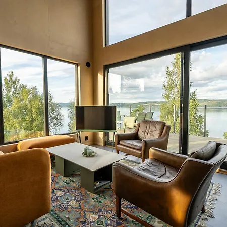 High Ceilings And Views Over The Inlet *