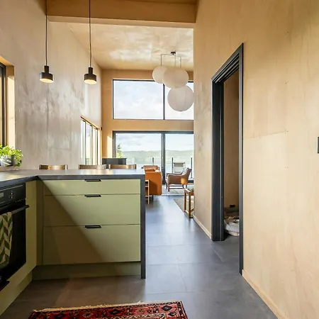 High Ceilings And Views Over The Inlet Hébergement de vacances