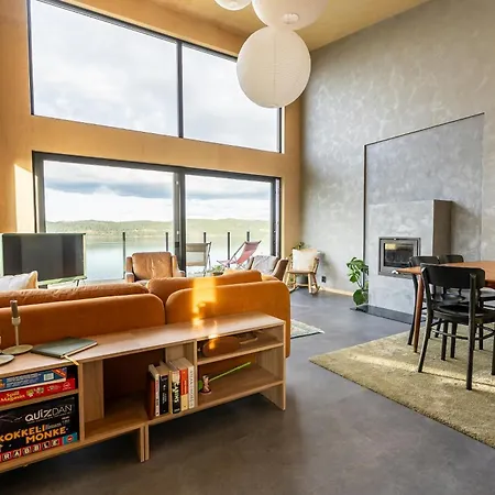 High Ceilings And Views Over The Inlet Hébergement de vacances Flateby