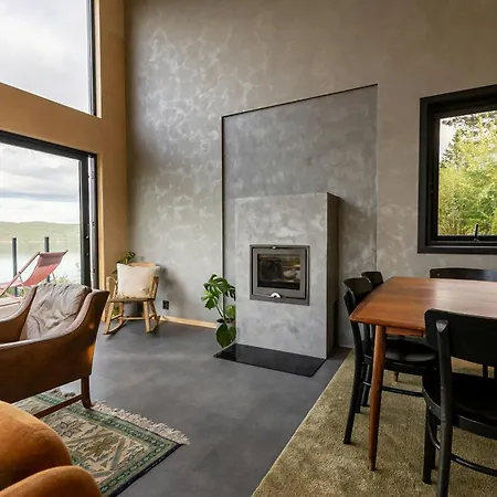 High Ceilings And Views Over The Inlet *